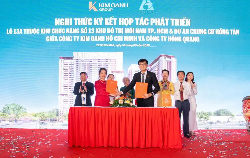 Ông Nguyễn Phú Đức, Tổng Giám đốc Công ty cổ phần Đầu tư và Phát triển Kim Oanh TPHCM, và bà Trương Thị Hồng Hà, Tổng Giám đốc Công ty Cổ phần Xây dựng công trình và Đầu tư địa ốc Hồng Quang, thực hiện nghi thức ký kết hợp tác KO 2.png