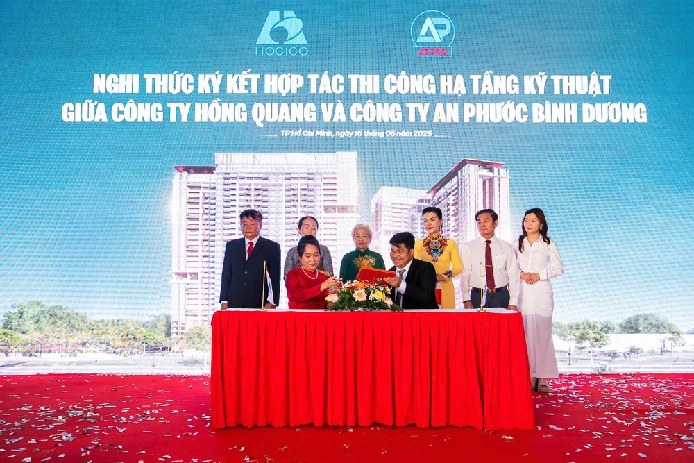 Bà Trương Thị Hồng Hà và ông Nguyễn Thái Hồ, Tổng Giám đốc Công ty cổ phần Xây dựng An Phước Bình Dương – thực hiện nghi thức ký kết thi công hệ thống hạ tầng kỹ thuật tại Lô 13A KO 4.png