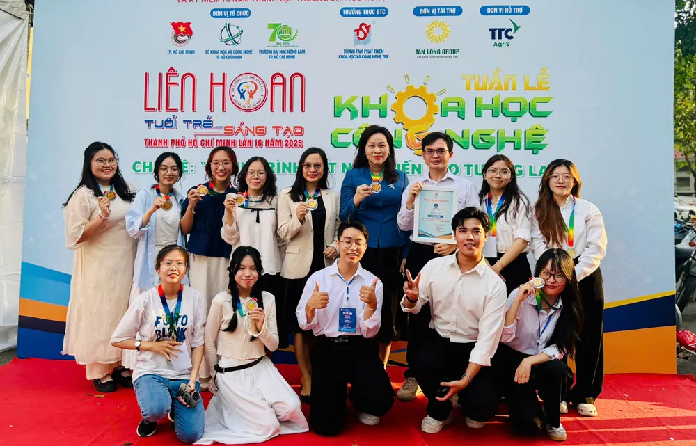 Sinh viên Trường ĐH Nguyễn Tất Thành chụp hình lưu niệm tại Lễ trao giải thưởng "Thiết kế, chế tạo, ứng dụng" 2025 SV NTTU_giai thuong thiet ke che tao ung dung 2025 (6).jpg