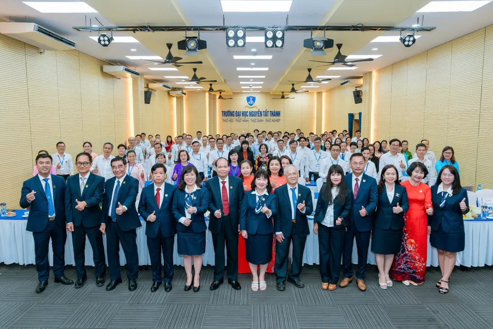 Hội đồng Trường ĐH Nguyễn Tất Thành nhiệm kỳ 2025 – 2030 chụp hình lưu niệm 1fe9a13c4ff0faaea3e1.jpg