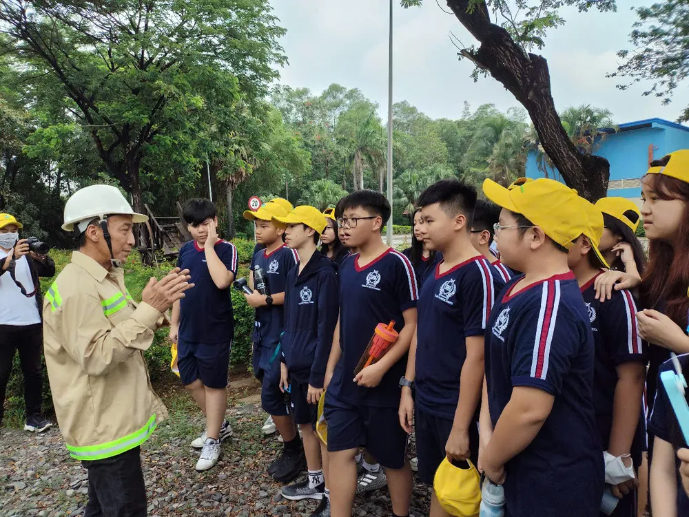 Các em học sinh tham quan trải nghiệm tại nhà máy xử lý nước rỉ rác hinh 1 .jpg