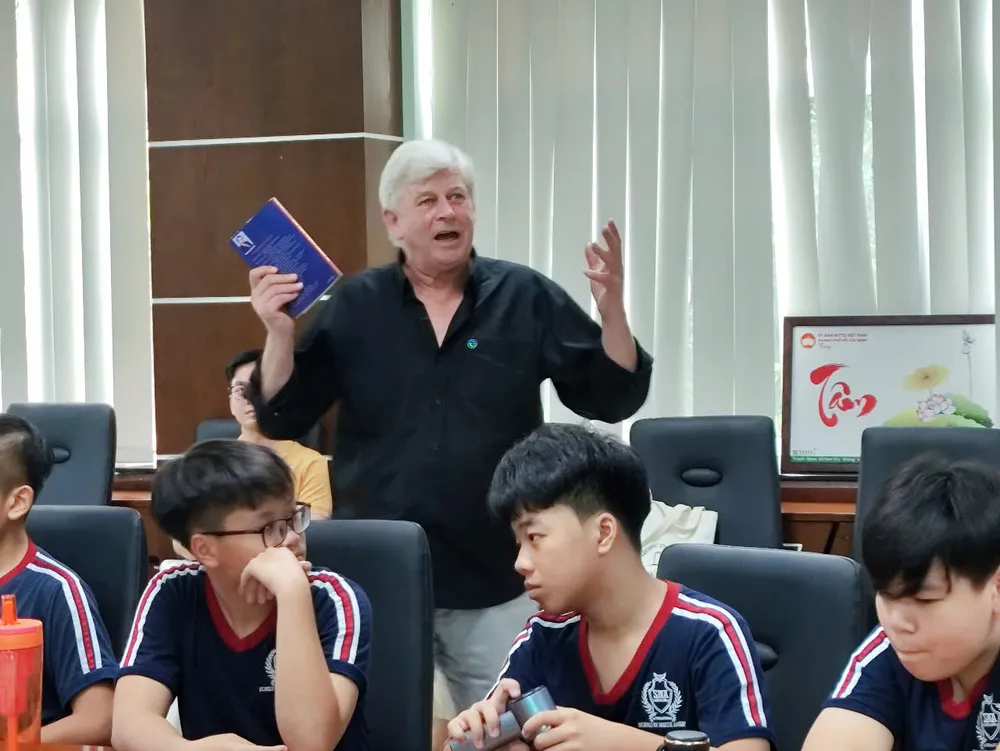 Ông Kevin Moore trực tiếp giới thiệu quy trình xử lý rác hiện đại hinh 2.jpg