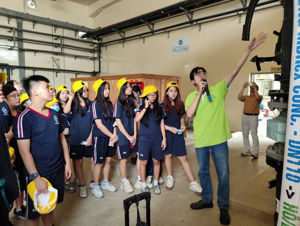 Các em học sinh thích thú khi được đến thăm nhà máy hinh 3.jpg