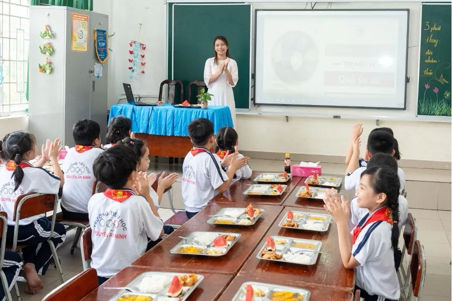 Trước khi dùng bữa trưa, các em học sinh được xem video ngắn về công dụng của quả su su Picture4.jpg