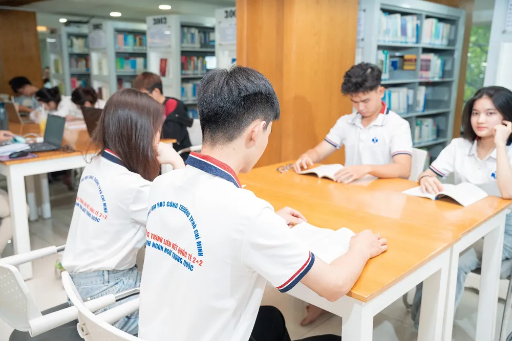 Sinh viên chương trình liên kết quốc tế 2+2 ngành Ngôn ngữ Trung Quốc trong buổi thảo luận nhóm DH Công Thương 3.jpg