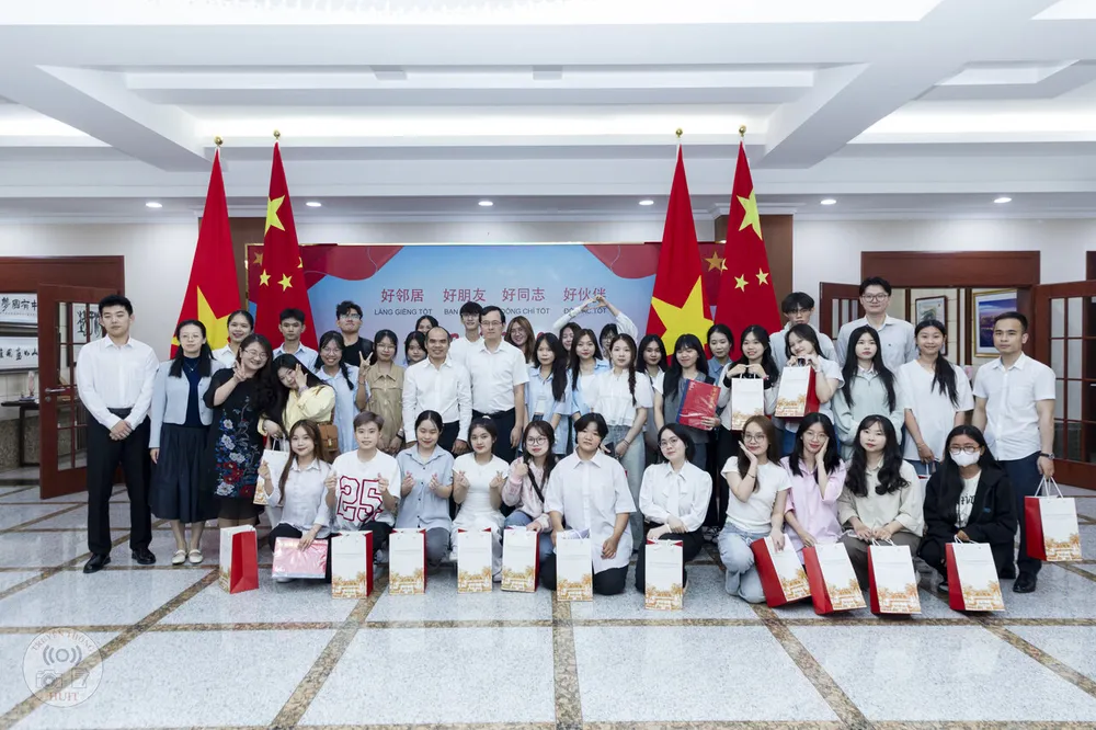 Sinh viên chương trình liên kết quốc tế 2+2 ngành Ngôn ngữ Trung Quốc tham quan Tổng Lãnh sự quán Trung Quốc tại TPHCM hình DH Công Thương 2.jpg