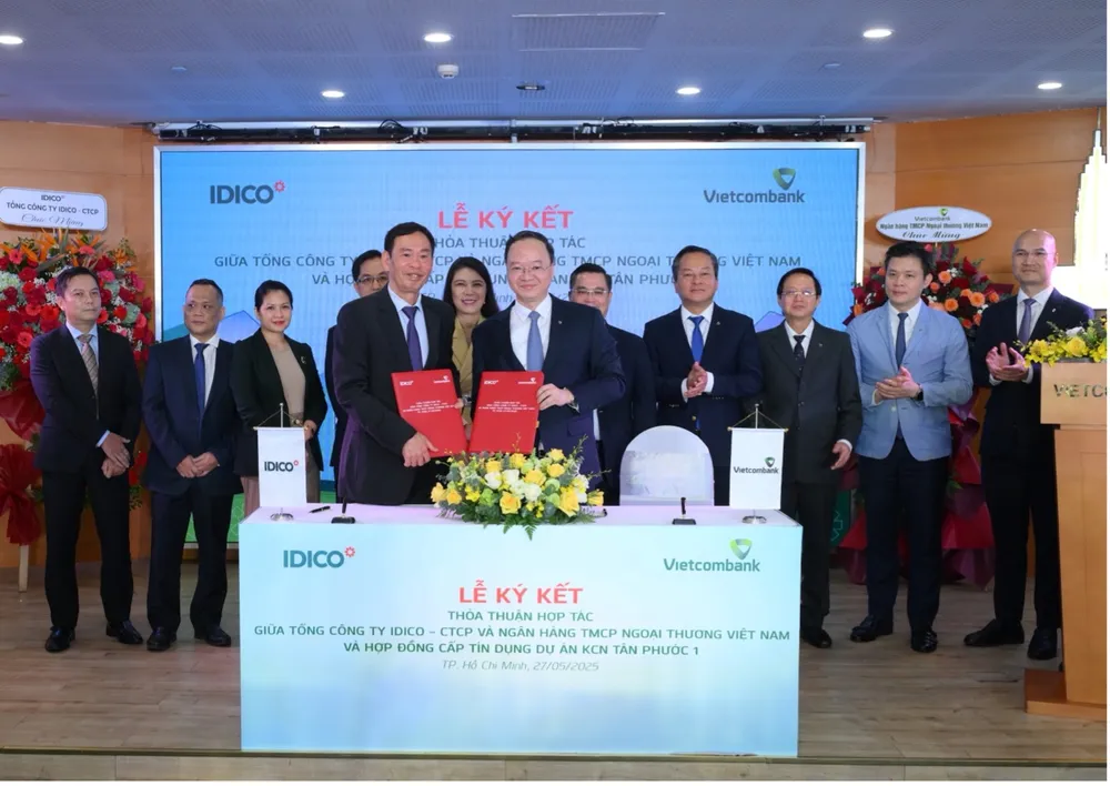 Lãnh đạo Vietcombank và lãnh đạo IDICO hoàn thành nghi thức ký kết thỏa thuận hợp tác