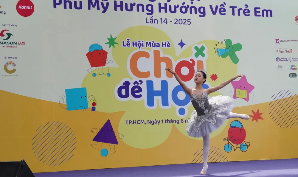 Trong khuôn khổ ngày hội còn có các tiết mục trình diễn văn nghệ đặc sắc 4b.jpg