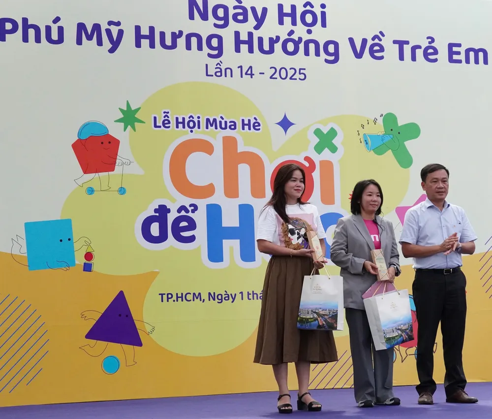 Ông Nguyễn Đình Thọ, Phó Tổng Giám đốc Công ty Phú Mỹ Hưng tặng quà cảm ơn các đơn vị đồng hành tổ chức ngày hội 4c.jpg