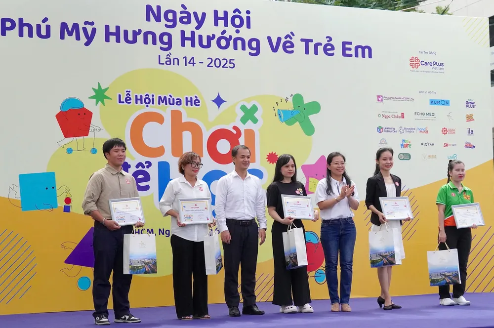Đại diện lãnh đạo quận 7 và lãnh đạo Công ty Phú Mỹ Hưng trao thư cảm ơn đến các đơn vị tài trợ 5b.jpg