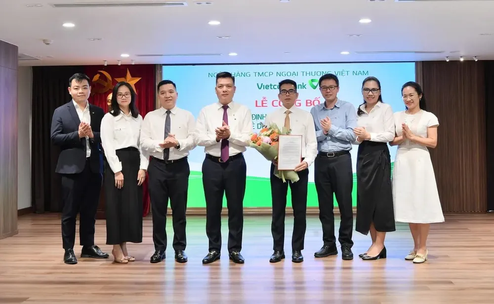 Ban lãnh đạo Vietcombank và đại diện Phòng Phê duyệt tín dụng TSC, Vietcombank Chi nhánh Bắc Ninh chụp ảnh lưu niệm chúc mừng ông Nguyễn Đức Thịnh 20250602DKTBo nhiem nhan su TSCPho TP PDTD 116a.jpg