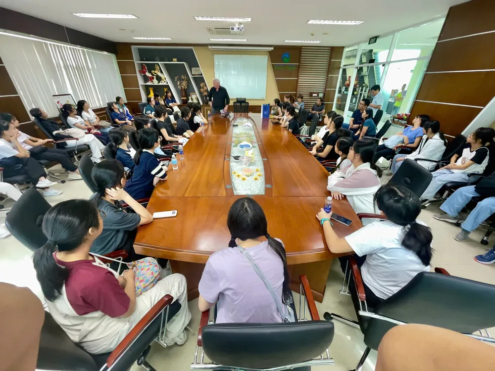Gần 50 nữ sinh trường St. Nicholas Girls School tham quan, tìm hiểu quy trình xử lý và tái chế rác tại Công ty TNHH Xử lý Chất thải Việt Nam Anh 1.jpg
