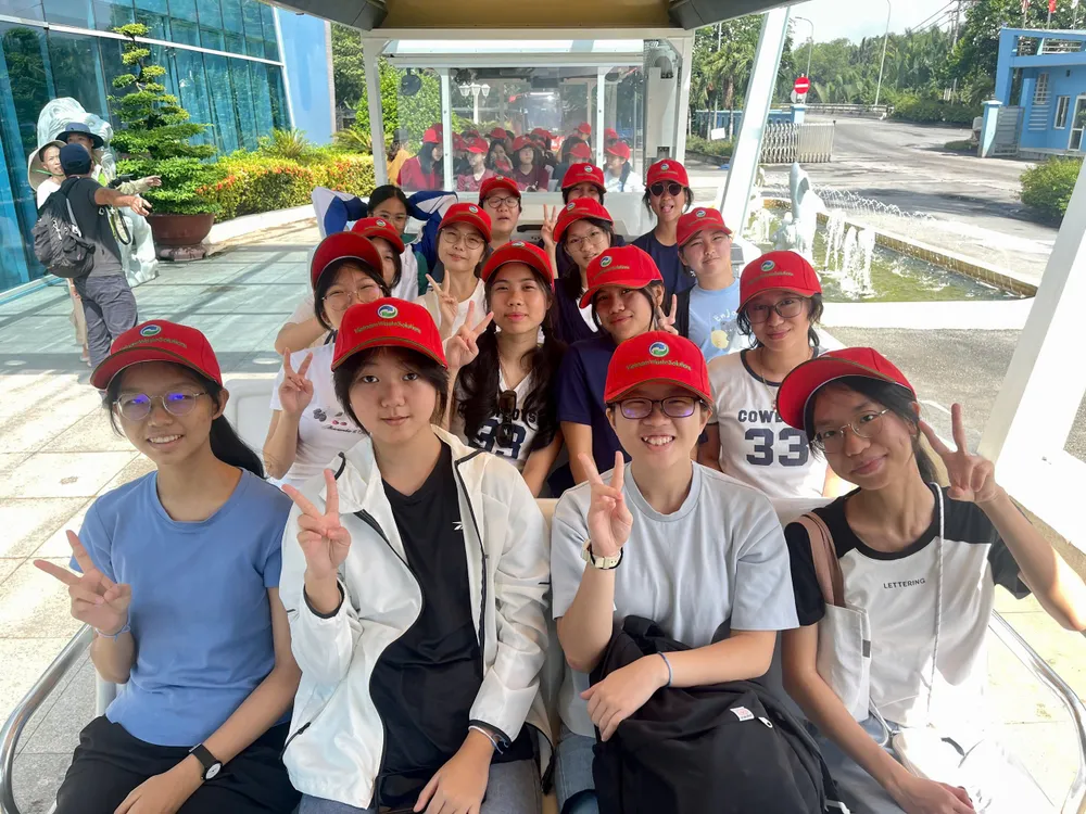 Đoàn học sinh còn được đưa đi tham quan, tận mắt chứng kiến quy trình xử lý rác thải sinh hoạt – từ khâu tiếp nhận, phân loại, xử lý cho đến chôn lấp hợp vệ sinh Anh 2.jpg