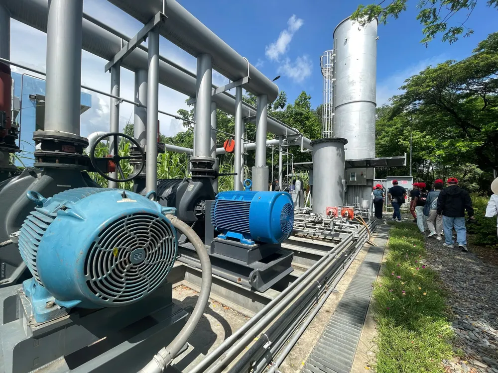 Các em học sinh tham quan quy trình thu khí gas đốt phát điện Anh 4.jpg