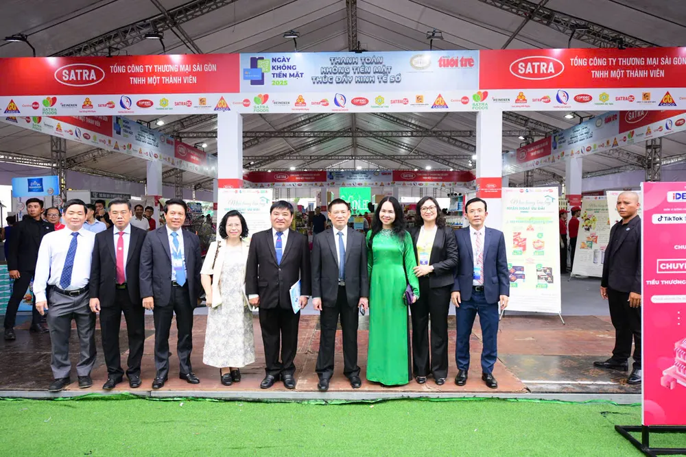 Đoàn đại biểu chụp hình lưu niệm tại lễ khai mạc “Ngày hội không tiền mặt 2025” hinh 2.jpg