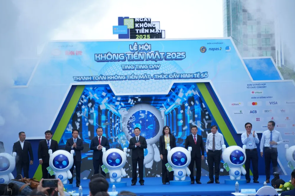 Đoàn đại biểu thực hiện nghi thức khai mạc Lễ hội “Ngày hội không tiền mặt 2025” hinh 4.jpg