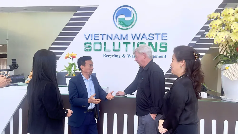 Ông David Dương cùng lãnh đạo Công ty VWS hình 1 chọn.jpg