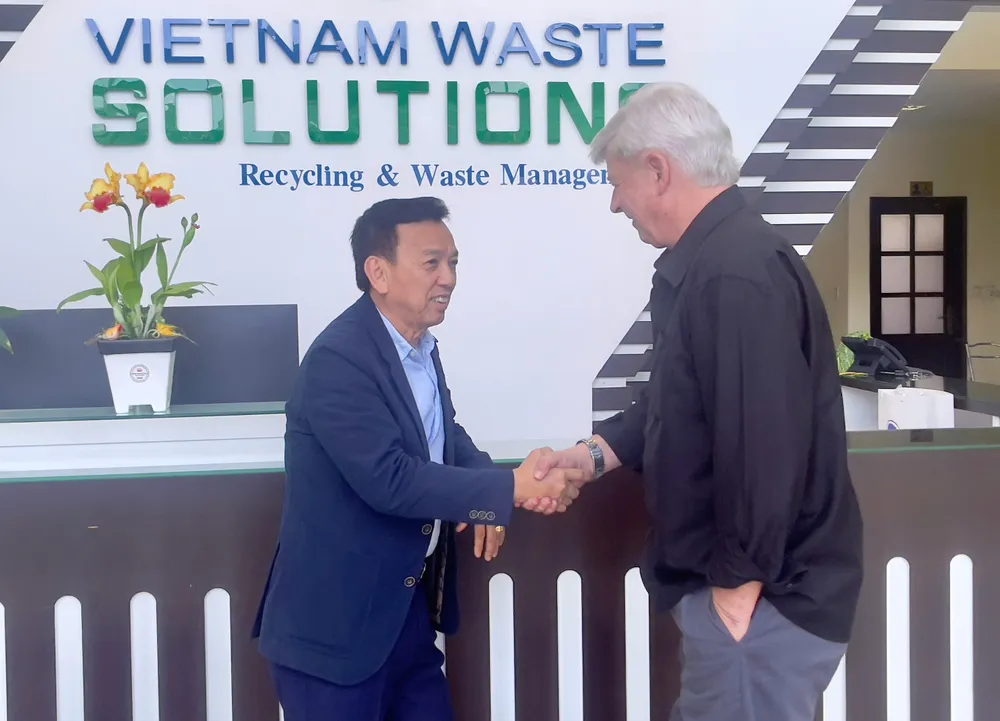 Ông David Dương, Chủ tịch HĐQT kiêm Tổng Giám đốc VWS cùng ông Kevin Moore, Giám đốc điều hành Công ty VWS tại buổi tập huấn HÌNH 2.jpg