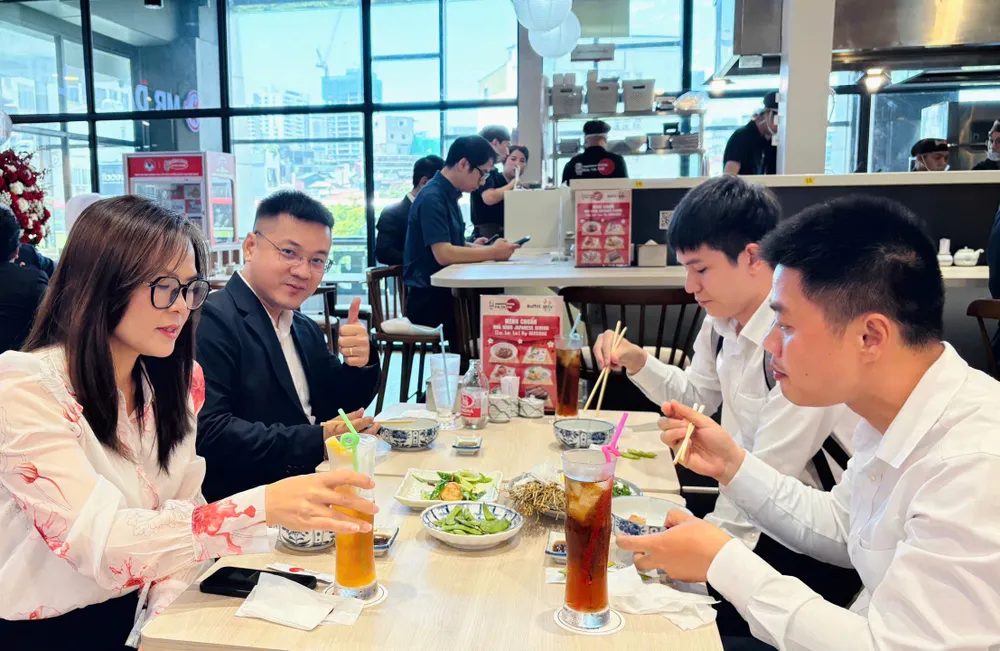 Thực khách thưởng thức món ăn tại nhà hàng Japanese Dining (La La La), tại AEON Mall Xuân Thủy Thực khách thưởng thức món ăn tại nhà hàng Japanese Dining (La La La), tại AEON Mall Xuân Thủy.jpg