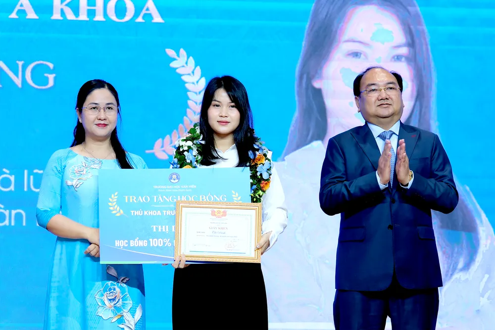 Vinh danh thí sinh đạt thủ khoa đầu vào cấp trường được miễn 100% học phí toàn khóa hình 2- ok.png