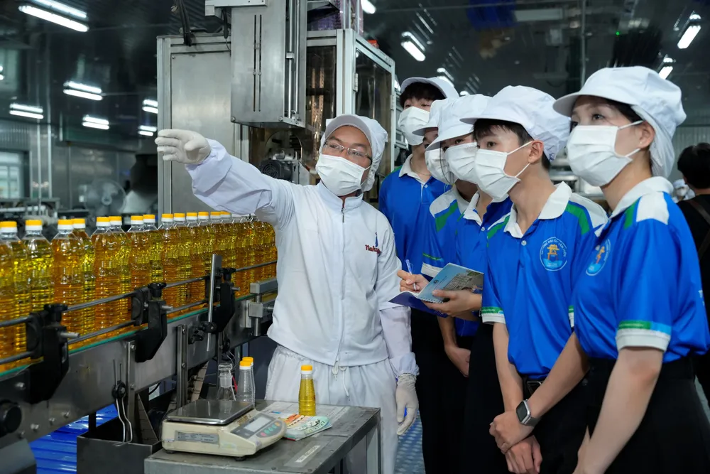 Sinh viên được học tập, trải nghiệm thực tế tại các doanh nghiệp liên quan đến chuyên ngành học ngay từ những năm đầu tiên hình 3- ok.JPG