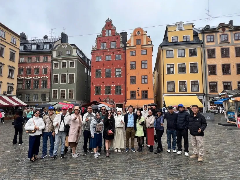 Khách Việt Nam tham quan phố cổ Gamla Stan Stockholm trong hành trình tour Bắc Âu Picture1.jpg
