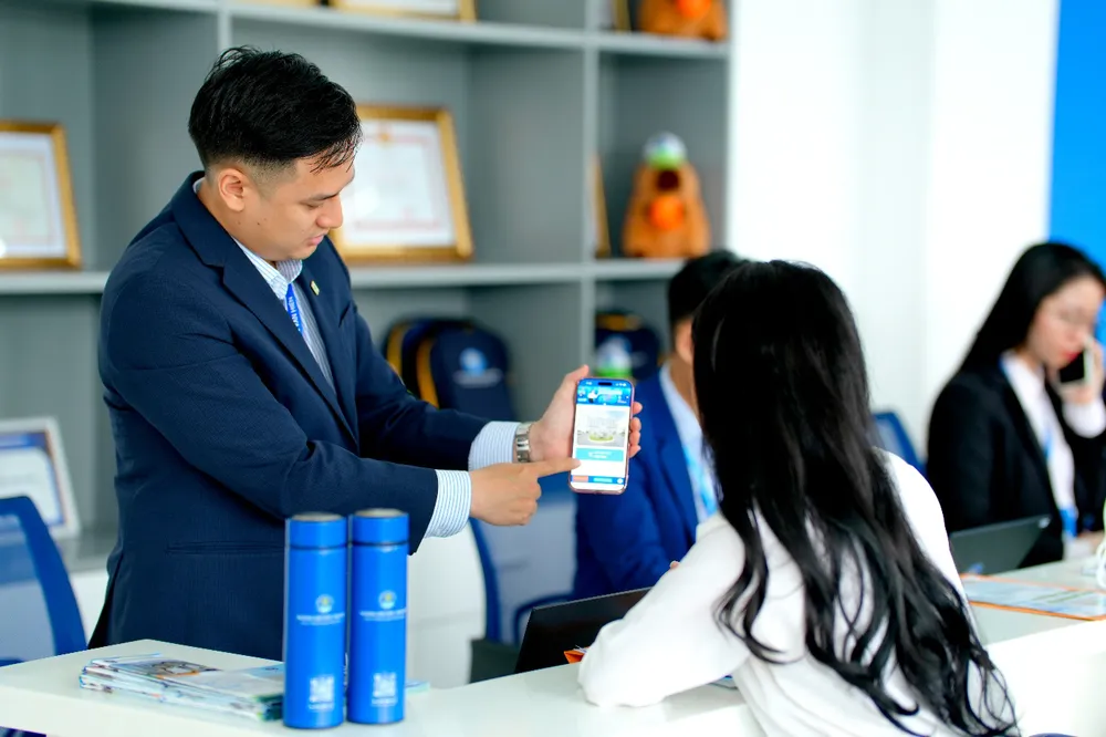 Thí sinh đến trường để được tư vấn đăng ký xét tuyển và đóng phí myU H2.png