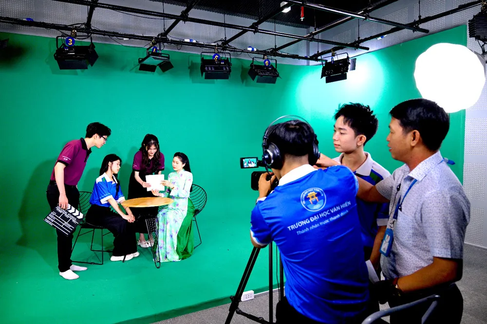 Sinh viên ngành Truyền thông đa phương tiện trong giờ học thực tế tại studio của trường H3.png