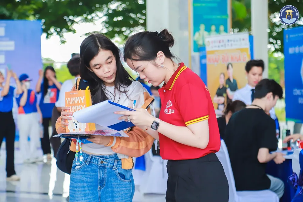 Ngày hội việc làm 2025 thu hút đông đảo sinh viên các ngành tham gia H 1.jpg