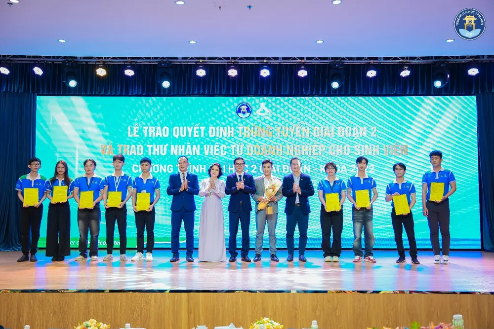 Sinh viên chương trình đại học 2 giai đoạn được trao Thư nhận việc chính thức từ các doanh nghiệp đối tác H5.jpg