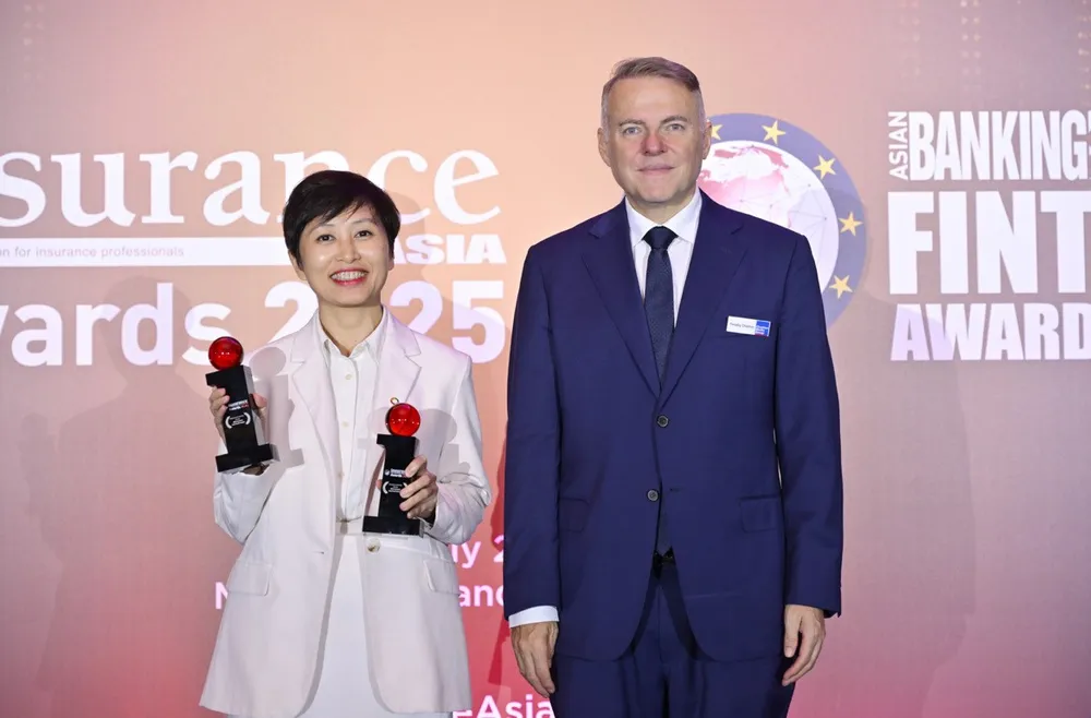 Bà Phạm Thị Hương Giang, Giám đốc Trung tâm tiếp thị truyền thông của OPES tại lễ trao giải Insurance Asia Awards 2025 Ảnh 1_IAA 2025.jpg