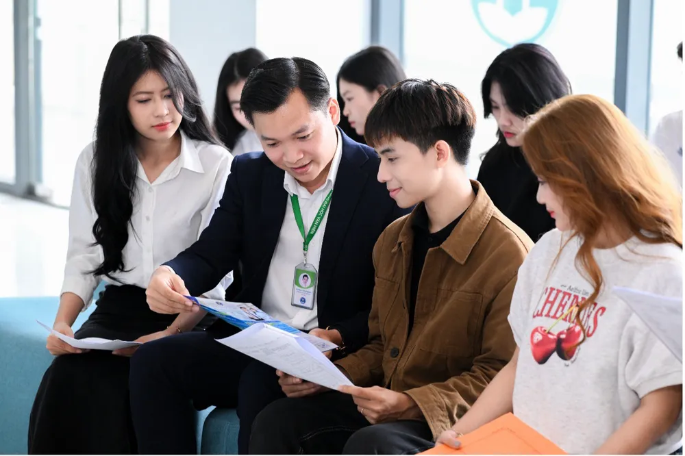 Đội ngũ tư vấn luôn sẵn sàng đồng hành giải đáp thắc mắc về quy chế tuyển sinh, tư vấn, định hướng ngành nghề theo năng lực thí sinh Picture2.jpg