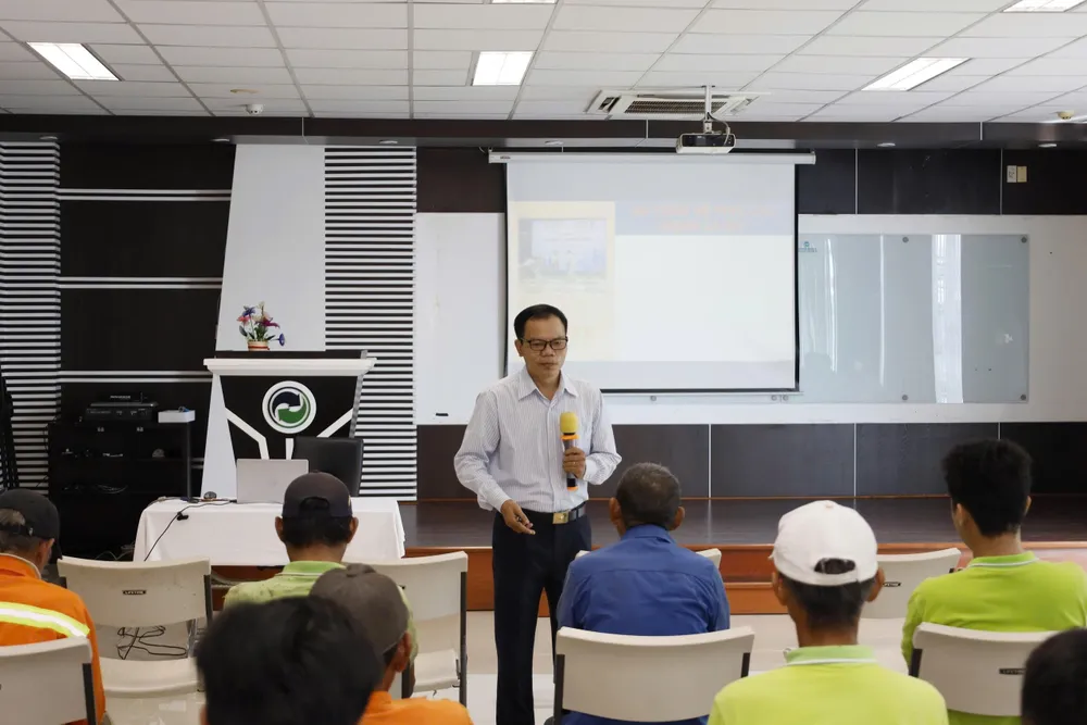 Kỹ sư Hà Đức Toàn, Trung tâm kiểm định kỹ thuật an toàn khu vực II đang hướng dẫn các tình huống thực hành cho người lao động z6815875453095_1a853708838dfff2677a273684cd1024.jpg