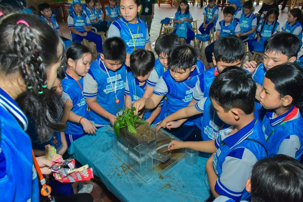 Trải nghiệm giúp học sinh tiểu học nâng cao nhận thức về bảo vệ môi trường và nguồn nước Hình 2.JPG