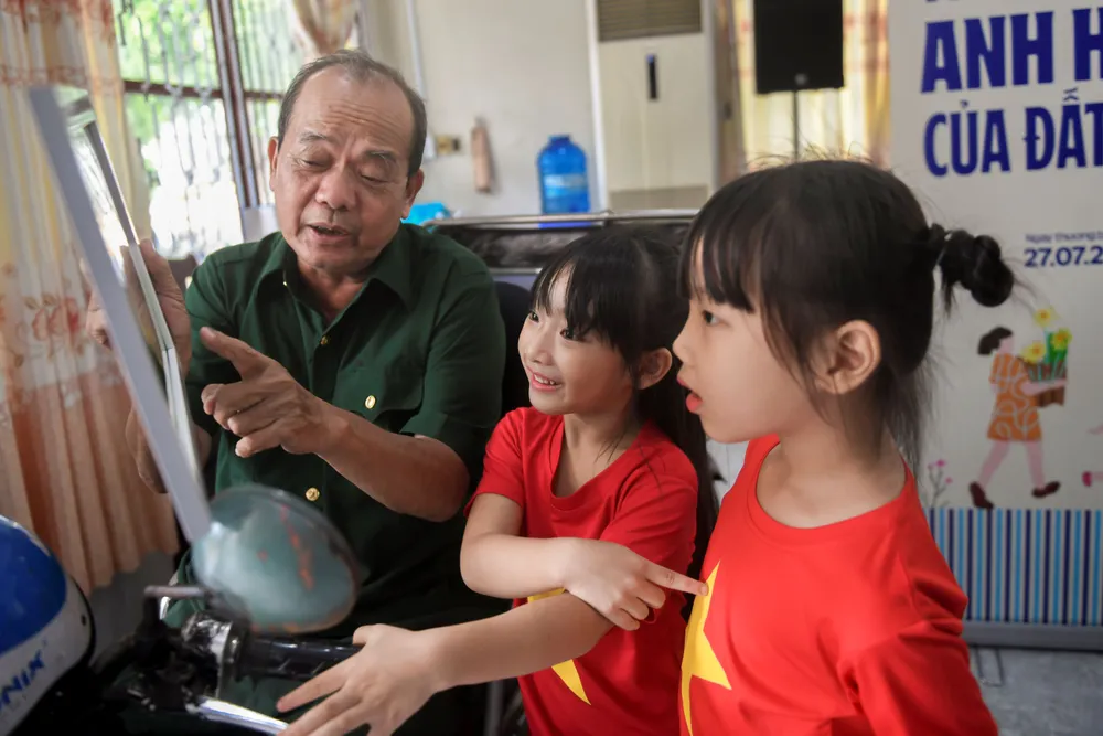 Những bức tranh do con em nhân viên Vinamilk vẽ trở thành cầu nối gắn kết quá khứ với tương lai. Ảnh: THANH BÌNH ANH 3A.jpg