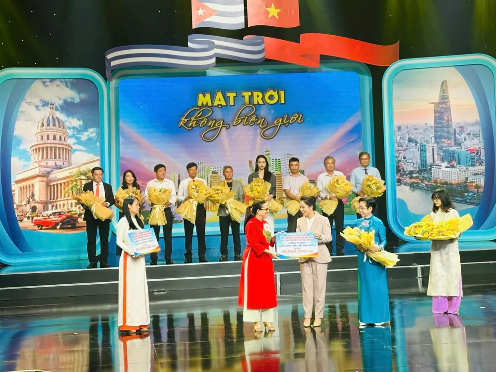 Đại diện Công ty TNHH Xử lý Chất thải Việt Nam (VWS) trao tặng 50 triệu đồng ủng hộ chương trình lắp đặt hệ thống điện mặt trời cho các trường tiểu học tại Cuba 102206dc90fe19a040ef.jpg