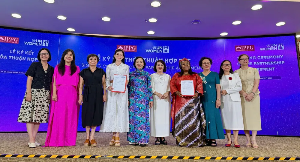 លោកស្រី Le Hong Thuy Tien ក្នុងពិធីចុះហត្ថលេខា Ba Le Hong Thuy Tien tai le ky ket (1).JPG