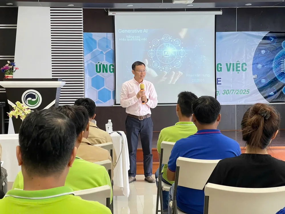 Dreamax Technology Joint Stock Company의 기술 이사인 Phan Van Hung 씨가 VWS Company 직원들을 위해 AI 애플리케이션을 안내하고 있습니다. abf1f1753fbab6e4efab.jpg