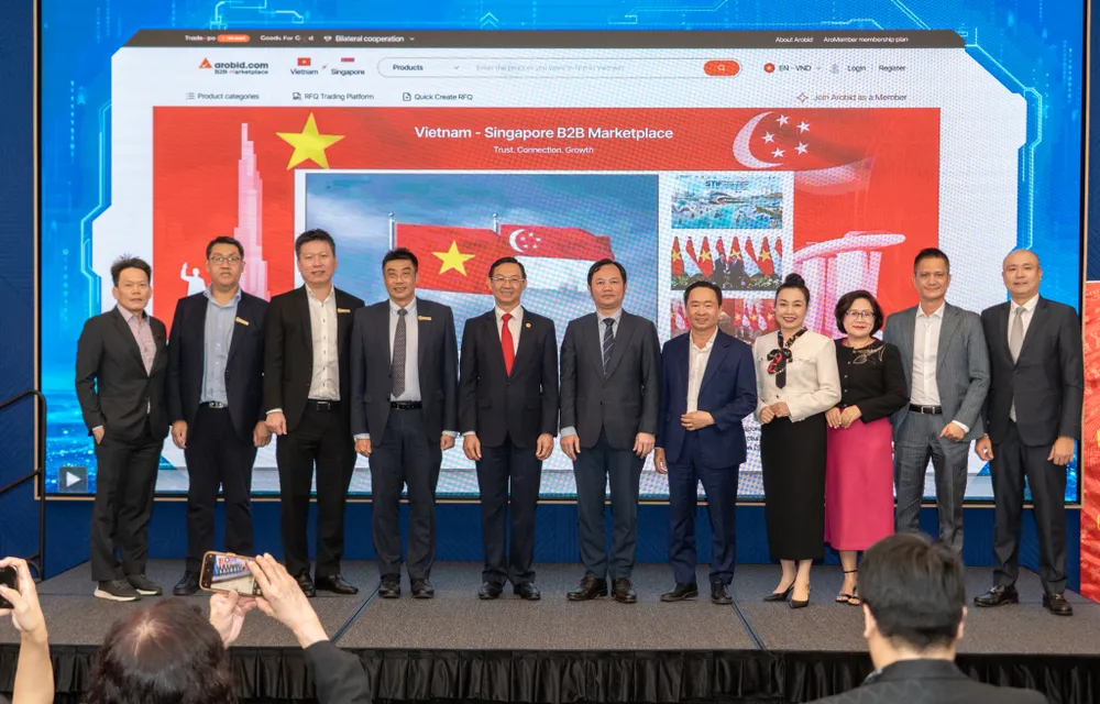 Các đại biểu nhấn nút ra mắt sàn giao dịch thương mại song phương B2B Việt Nam - Singapore DSC09982.jpg