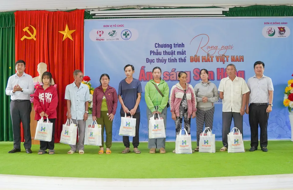 Quỹ Trái tim Hùng Hậu phối hợp cùng Bệnh viện Quân y 175 và các đơn vị đồng hành gửi tặng hơn 150 phần quà đến bà con tỉnh Đồng Tháp z6871155253583_953632b42dfed14c19bc24e6e0e1b9e5.jpg