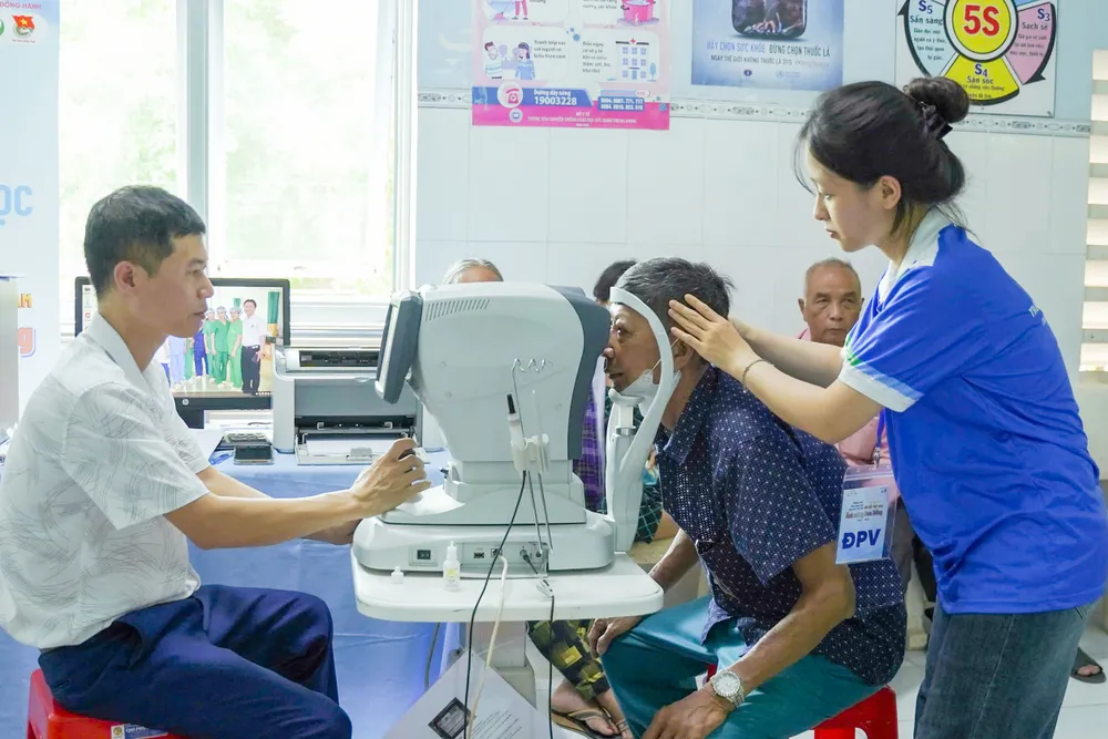Hoạt động luôn có sự đồng hành và hỗ trợ từ các bạn sinh viên Khoa Y Dược và chiến sĩ Mùa hè xanh Trường Đại học Văn Hiến z6871213467464_88cdfd199d308e7bd2a988b56a3f72d8.jpg