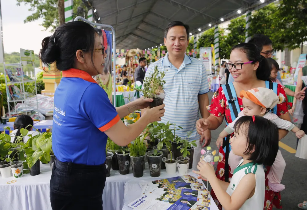 Bé học cách chăm sóc cây xanh tại nhà tại Ngày hội 2024
