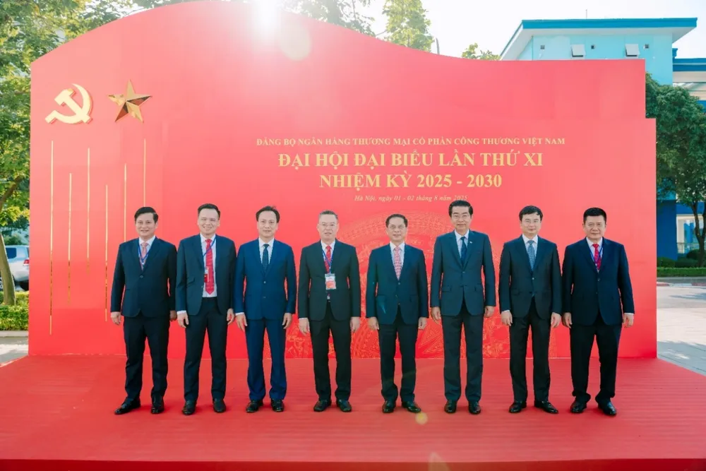 Đồng chí Bùi Thanh Sơn, Ủy viên Ban Chấp hành Trung ương Đảng, Phó Thủ tướng Chính phủ, Bộ trưởng Bộ Ngoại giao chụp ảnh lưu niệm cùng các đại biểu Picture1.jpg