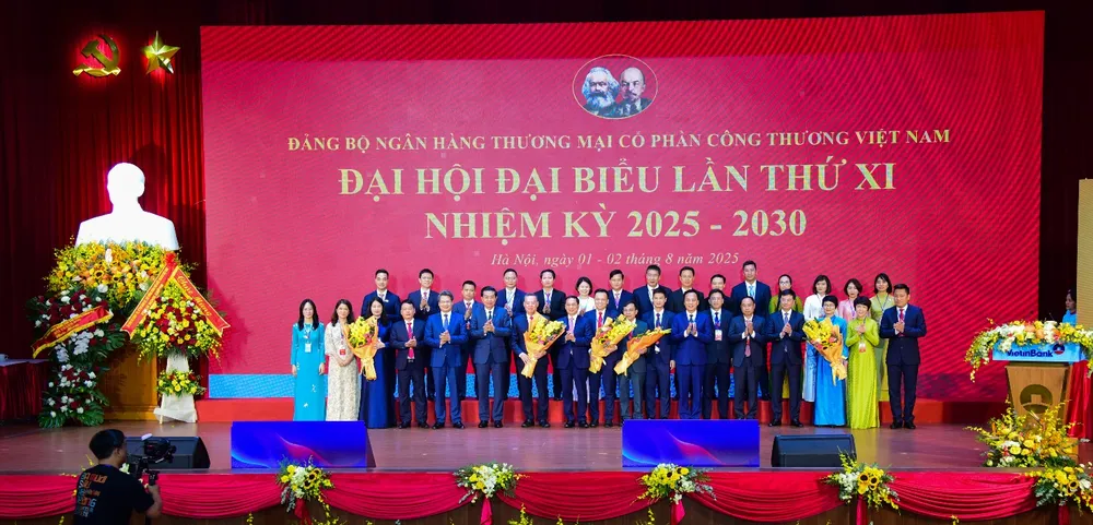 Đồng chí Bùi Thanh Sơn, Ủy viên Ban Chấp hành Trung ương Đảng, Phó Thủ tướng Chính phủ, Bộ trưởng Bộ Ngoại giao cùng các đồng chí lãnh đạo Đảng ủy Chính phủ, Ngân hàng Nhà nước Việt Nam tặng hoa chúc mừng 28 đồng chí trúng cử Ban Chấp hành Đảng bộ VietinBank khóa XI, nhiệm kỳ 2025 - 2030