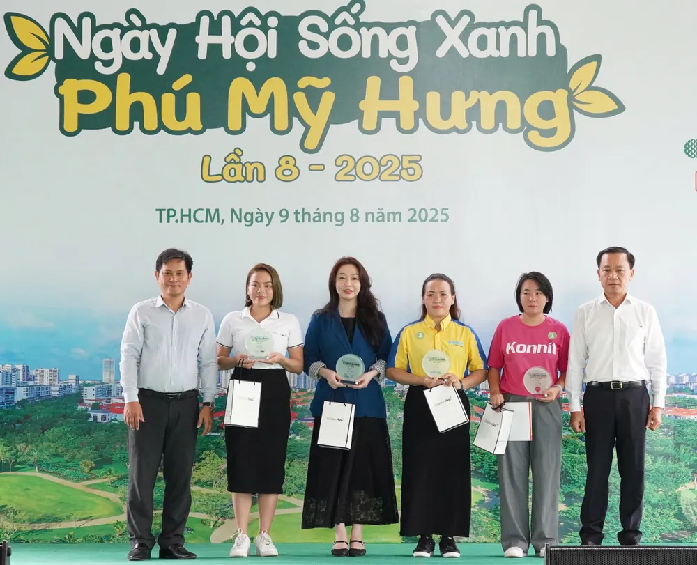 Ông Nguyễn Đình Thọ, Phó Tổng Giám đốc Công ty TNHH Phú Mỹ Hưng cùng ông Nguyễn Hoàng Anh, Phó Trưởng phòng Xây dựng nếp sống văn hoá và gia đình (Sở VH-TT TPHCM) tặng quà cảm ơn các đơn vị tài trợ chương trình h11.jpg