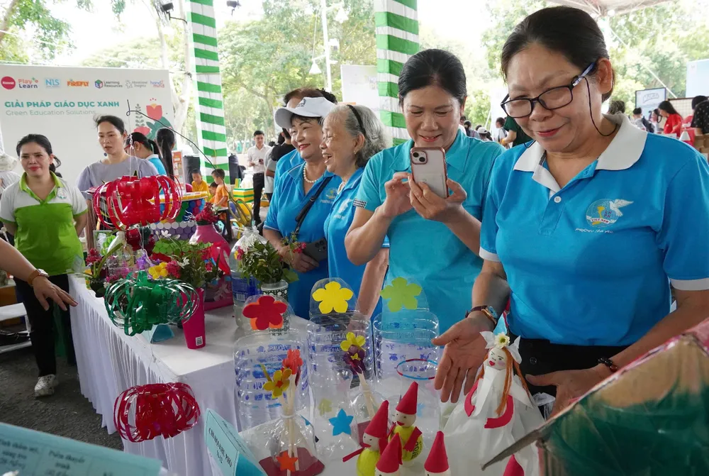 Các sản phẩm tái chế trưng bày tại ngày hội h2.jpg