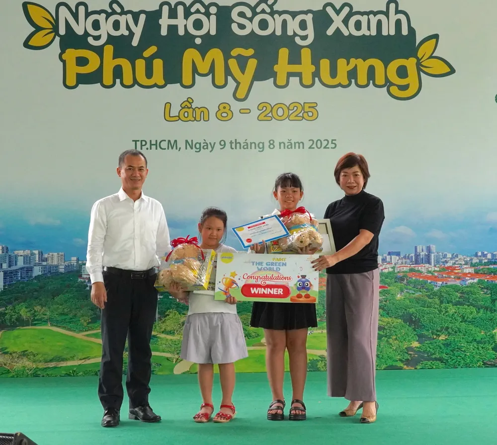 Ban Tổ chức trao thưởng cho các em thiếu nhi đoạt giải Nhất Cuộc thi vẽ về môi trường và thế giới xanh “Paint The Green World” h6.jpg