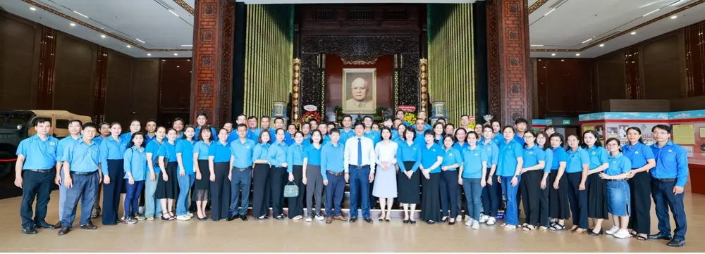 Ông Nguyễn Hữu Nghĩa, Bí thư Đảng ủy, Chủ tịch Hội đồng thành viên và đoàn công tác của Công đoàn SATRA đã đến dâng hương tưởng niệm Chủ tịch Tôn Đức Thắng tại Bảo tàng Tôn Đức Thắng (TPHCM) Picture2-2.jpg