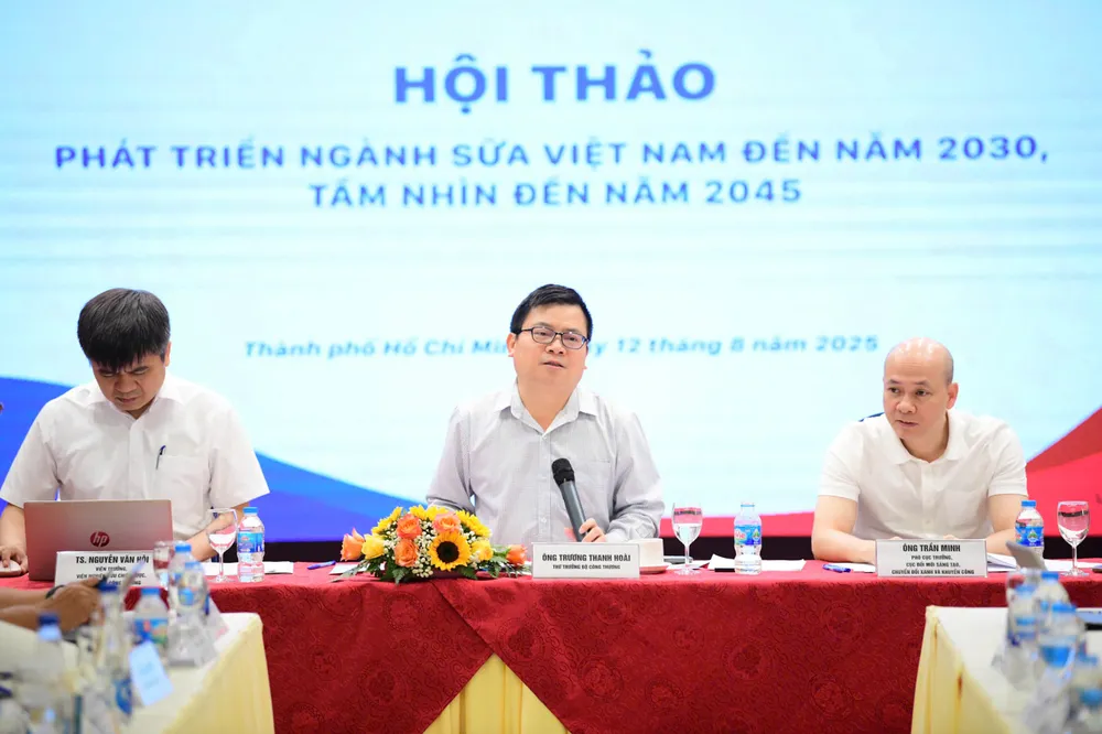 Thứ trưởng Bộ Công Thương Trương Thanh Hoài cùng các đại biểu trao đổi định hướng phát triển ngành sữa Việt Nam đến năm 2030, tầm nhìn đến năm 2045 5395eb5c6f26e778be37.jpg