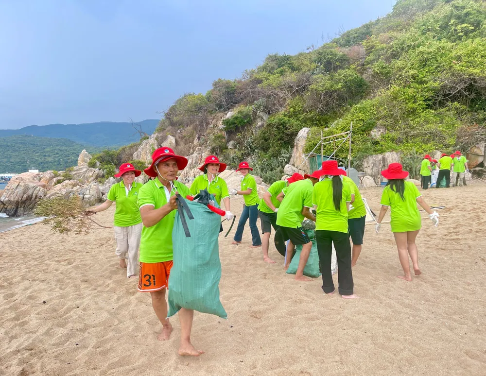 Các thành viên Công ty VWS thu gom rác, làm sạch bãi biển trên Bãi Cóc thuộc vịnh Vĩnh Hy Anh 4-ok.jpg